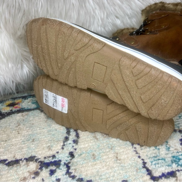 NWT Women’s Faux Fur Lined Winter Boots Size 7 - Picture 3 of 4